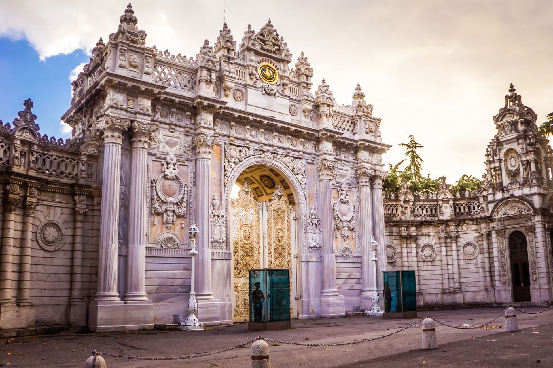 ISTANBUL The Gate of the Sultan, Dolmabahce Palace