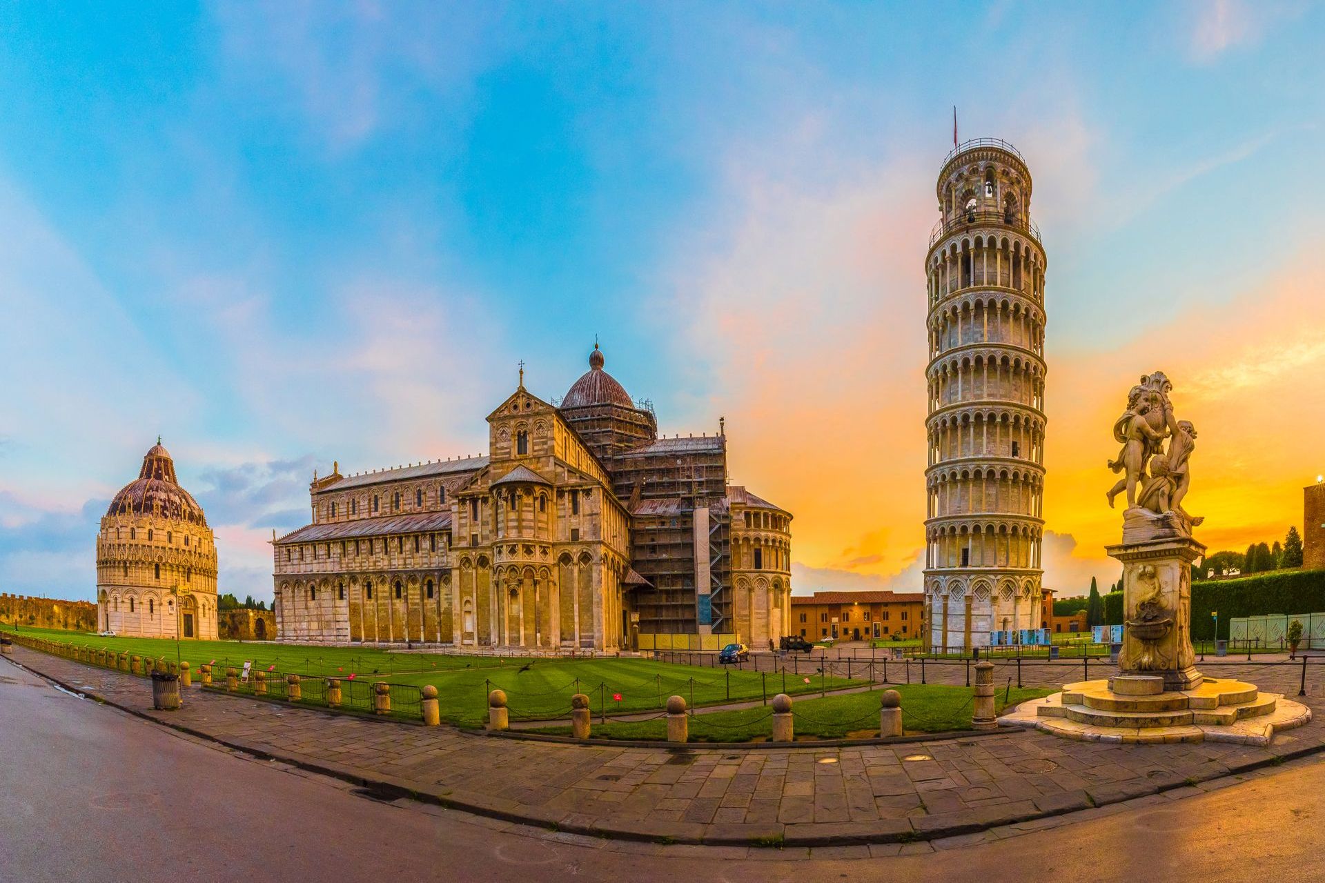 Pisa,Cathedral,With,Leaning,Tower,Of,Pisa,On,Piazza,Dei