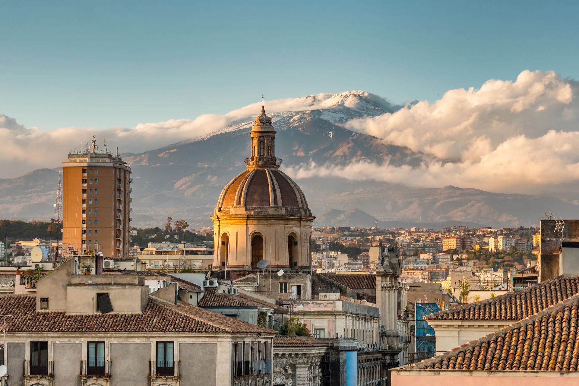 Catania,Cityscape,With,The,View,Of,Etna,Volcano,At,Sunset
