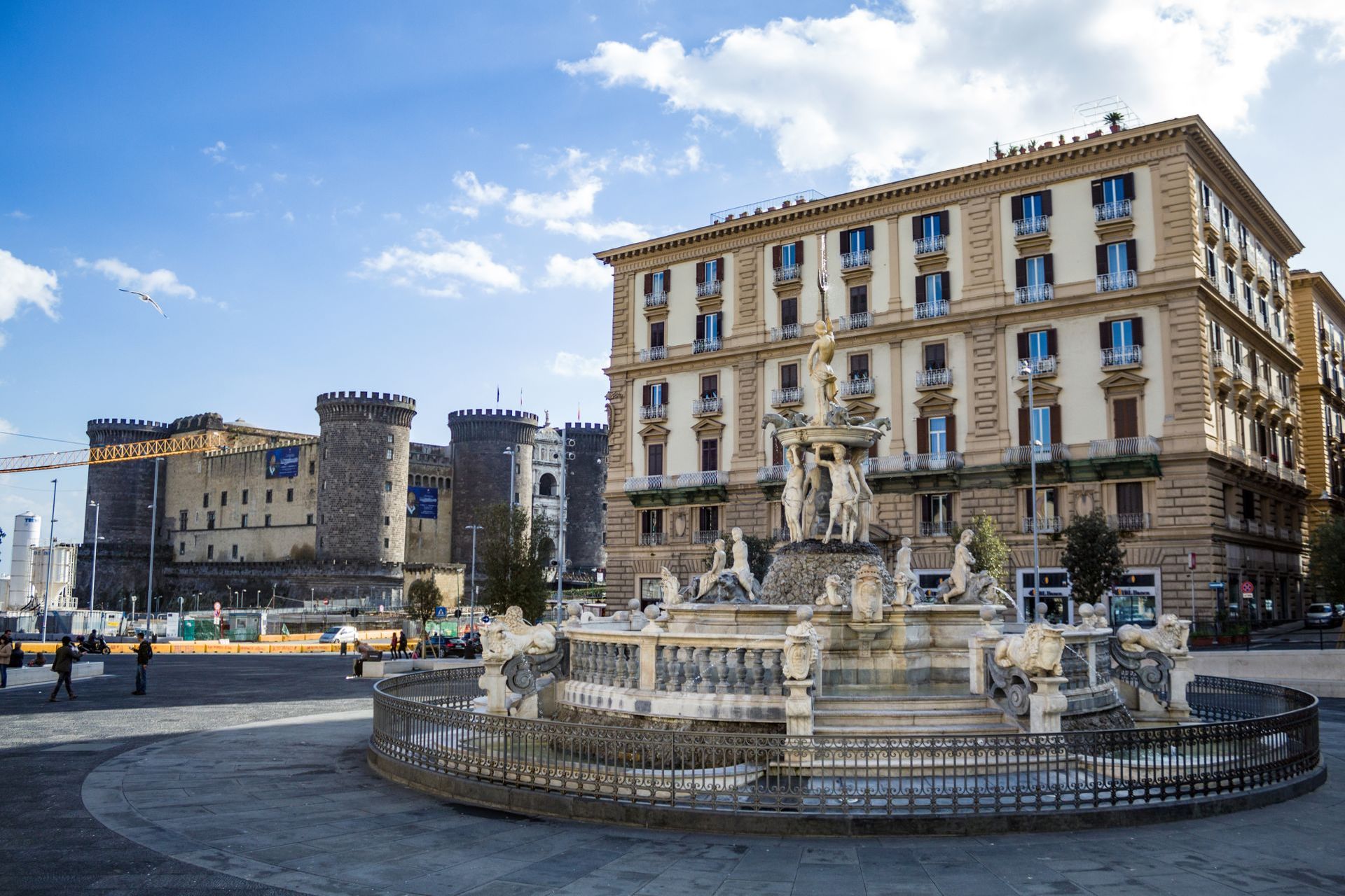 Maschio,Angioino,Castle,And,Neptune,Fountain,At,Municipio,Square,In