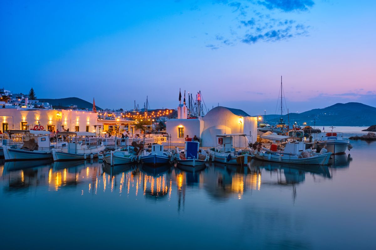 Picturesque Naousa town on Paros island, Greece in the night ESENCIA DE LAS CÍCLADAS Atenas, Paros, Naxos y Santorini – Entre pueblos blancos, sabores del Egeo y atardeceres inolvidables (10 días / 9 noches) - Imagen 1