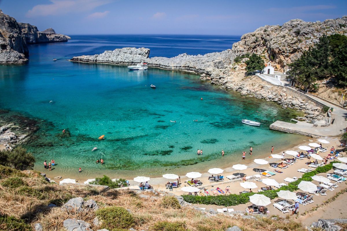 RHODES GREECE scenic-beach-rhodes-island-greece-2026-03-13-04-23-46-utc GRANDES ISLAS DEL EGEO Atenas, Rodas, Creta y Santorini – Entre civilizaciones, ciudades medievales y paisajes del Mediterráneo (11 días / 10 noches) - Imagen 1