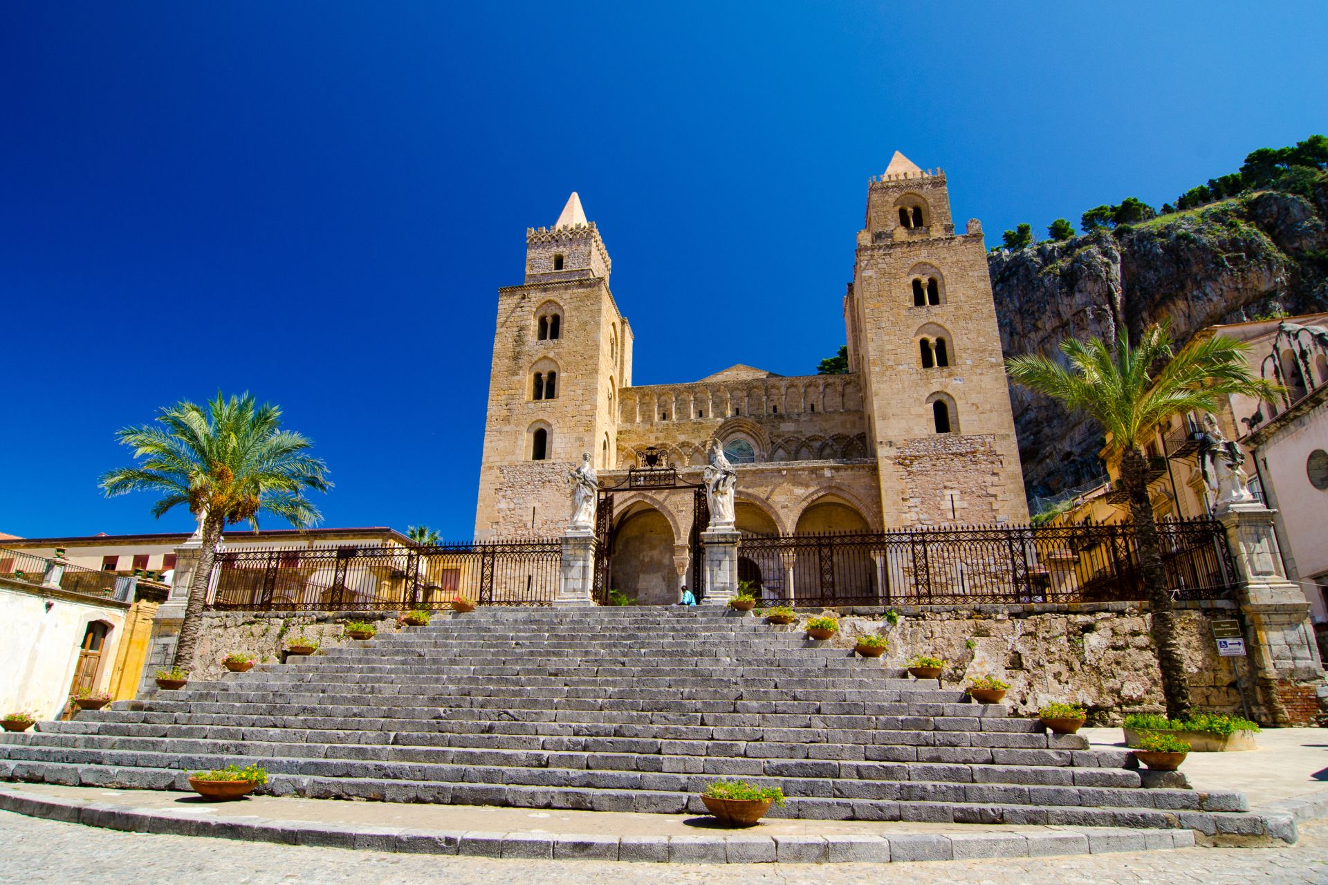 The,Cathedral-basilica,Of,Cefalu,(duomo,Di,Cefalu),Is,A,Roman